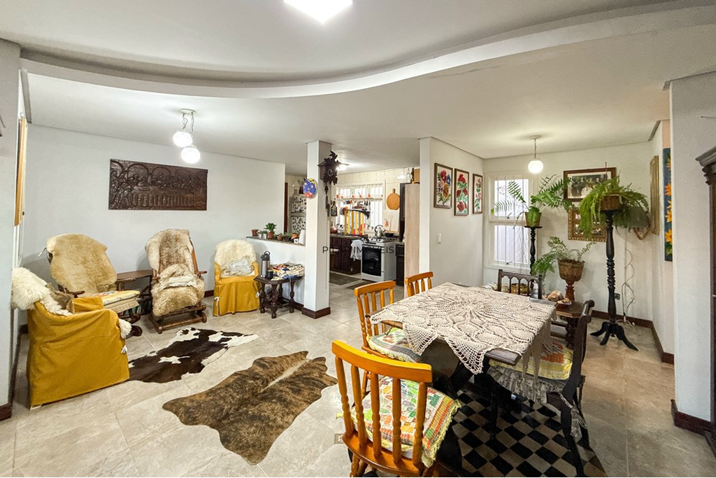 Casa 5 dormitórios no bairro Dihel