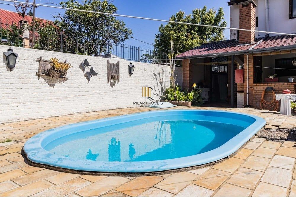 Casa 3 dormitórios no bairro Guarujá