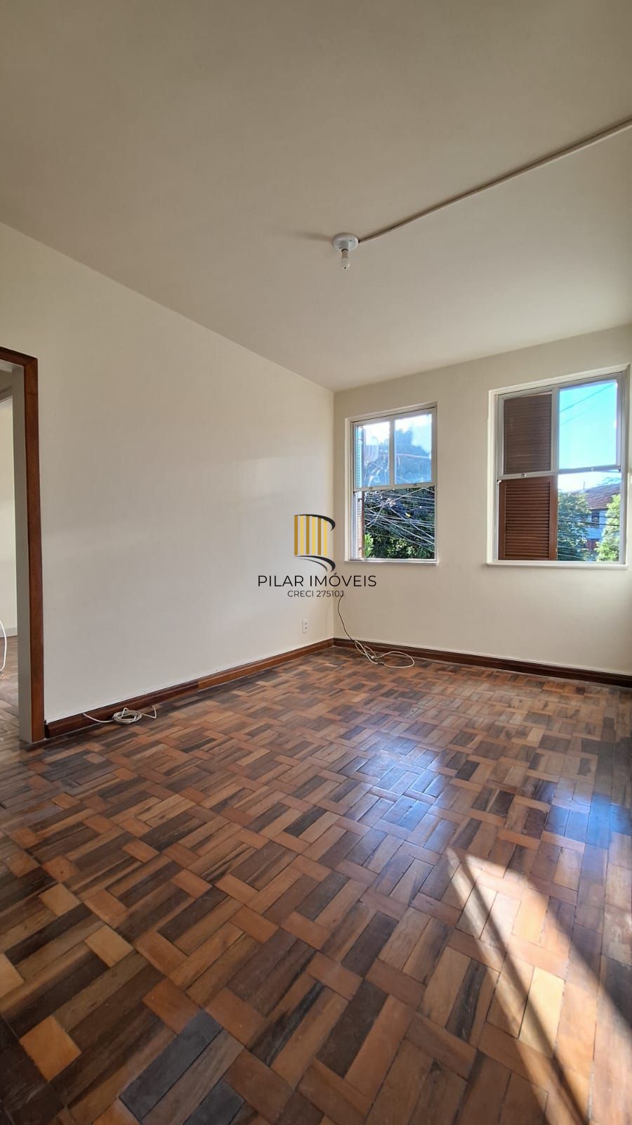 Apto de 02 dorm, sala, banho, cozinha, reformado, desocupado e vaga coberta.