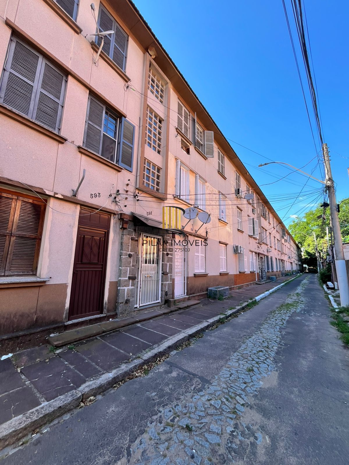 Apto de 02 dorm, sala, banho, cozinha, reformado, 01 lance de escada - Pilar Imóveis