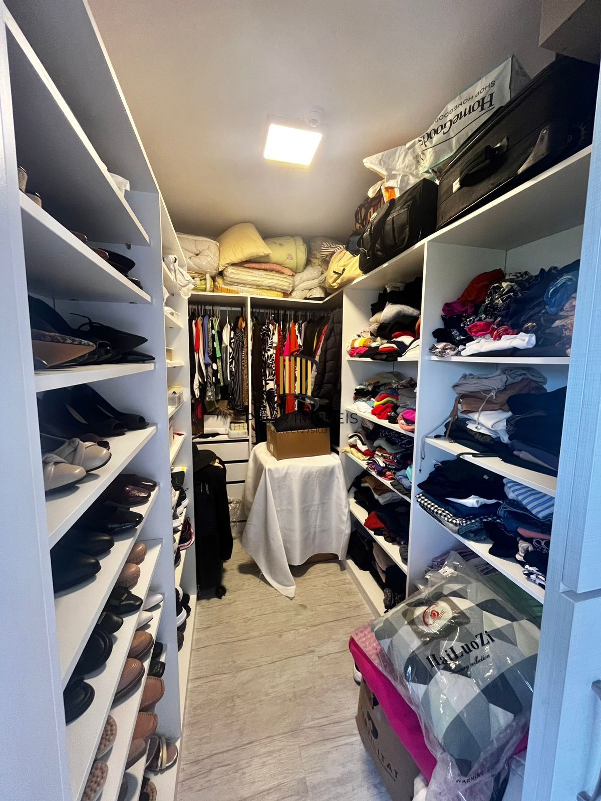 Apto de 03 dorm, sendo 01 suíte, 02 vagas, 103 m2, na João Obino, semi mobiliado