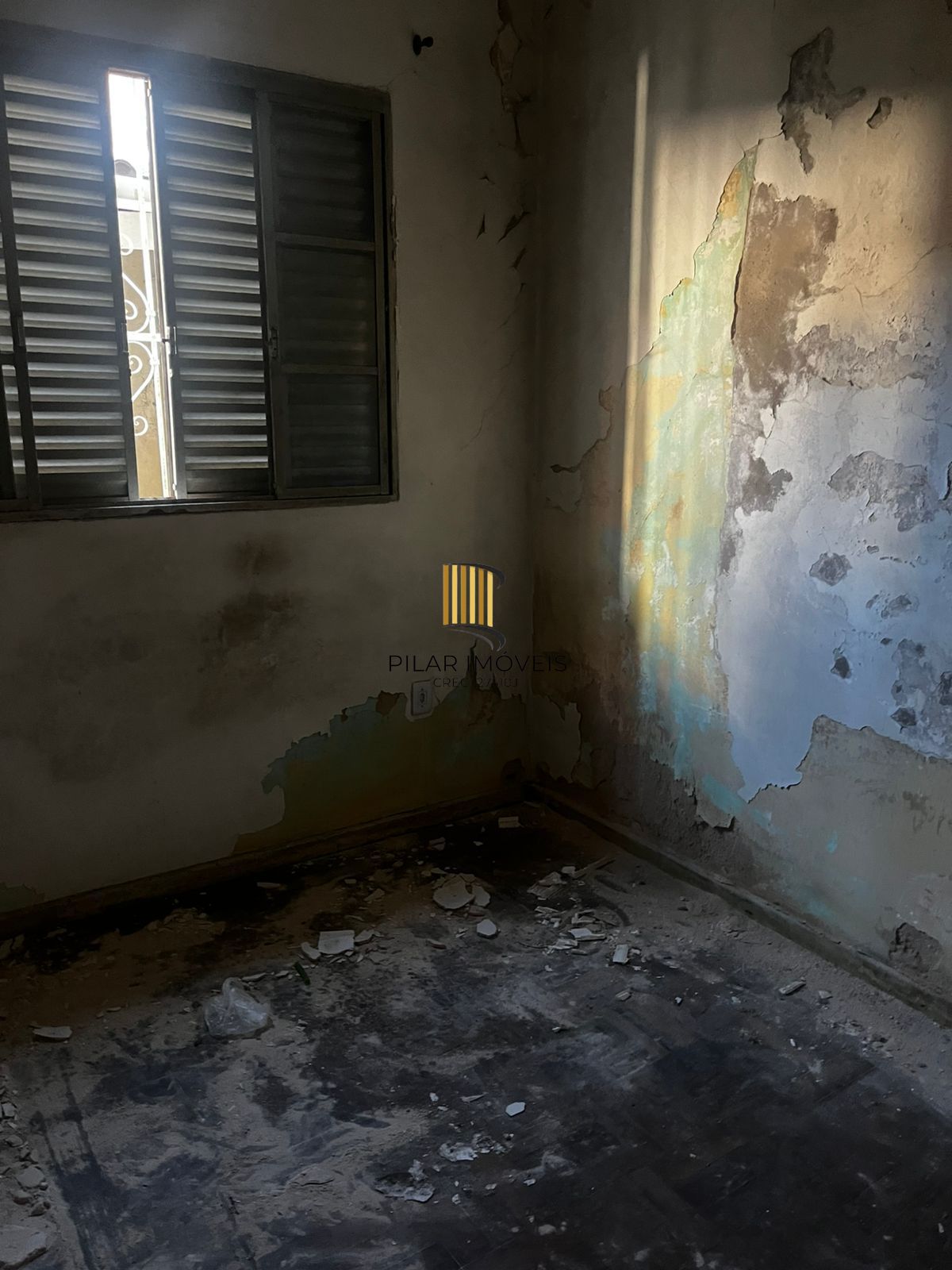 Casa no Passo da Areia, precisa reformas, terreno de 270 m²
