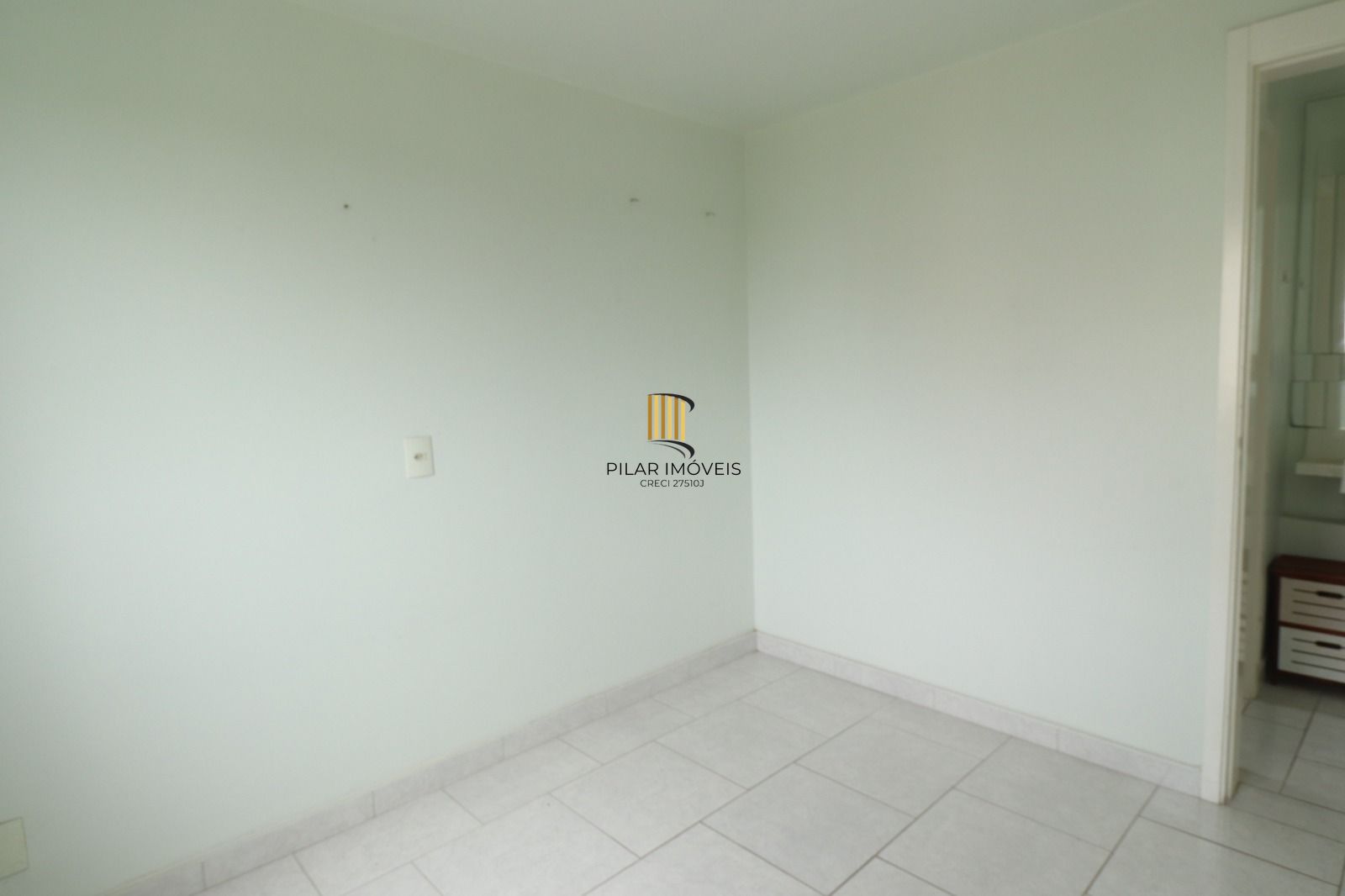 Vende ótimo apto de 02 dormitórios, 01 vaga, sol da manhã, Bairro Sarandi