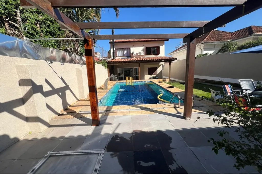 Casa 4 dormitórios no bairro Petrópolis