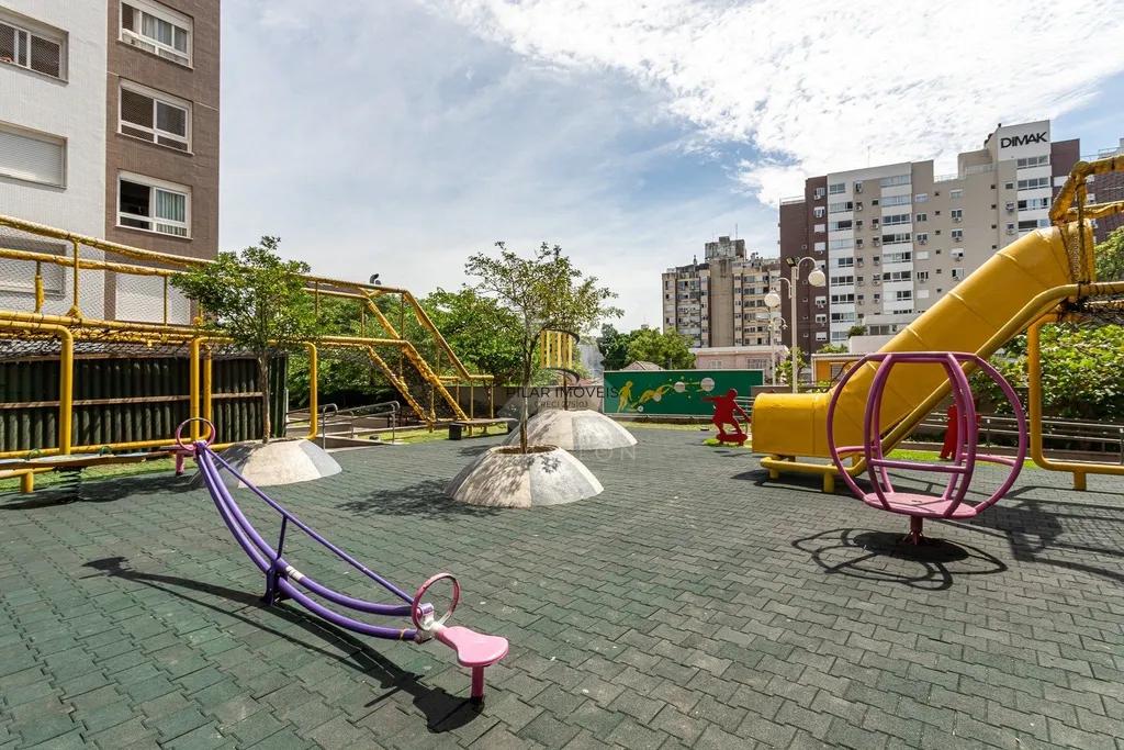 Apartamento 4 dormitórios no bairro Menino Deus