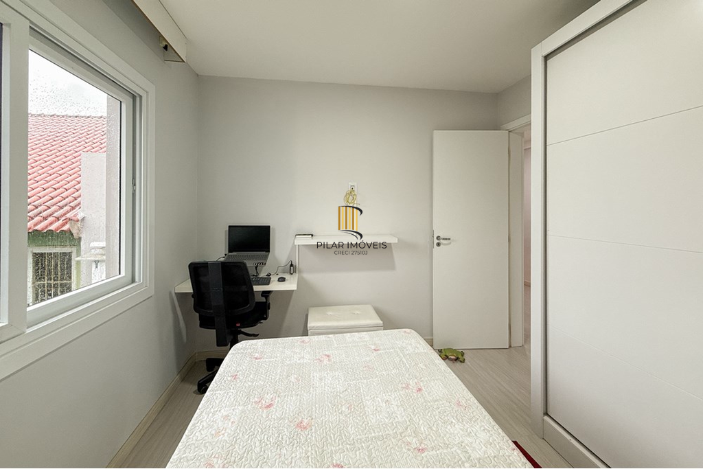 Casa 5 dormitórios no bairro Igara