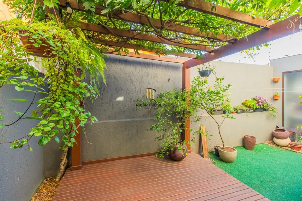 Casa 3 dormitórios no bairro Igara