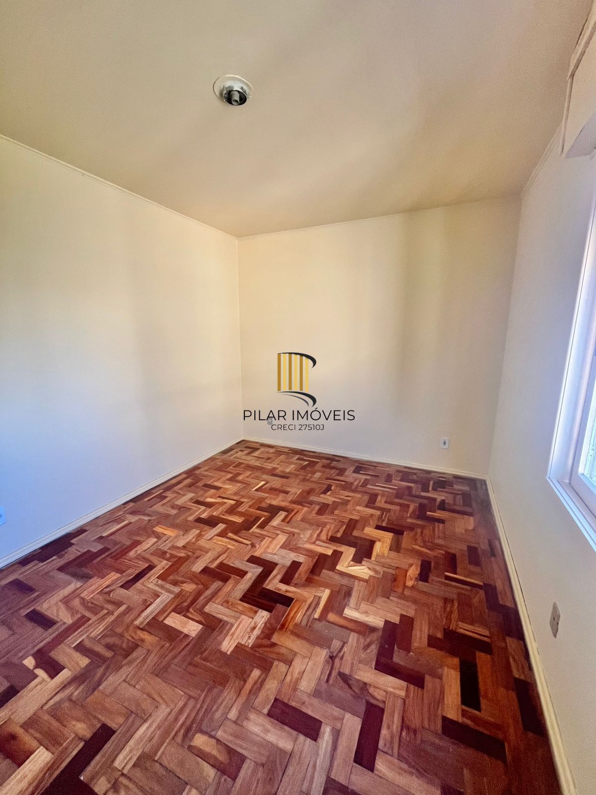 02 dorm, 73 m², sol da tarde, com vaga, dep e banho aux, no Passo da Areia