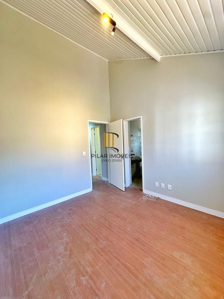 Casa 3 dormitórios no bairro Hípica