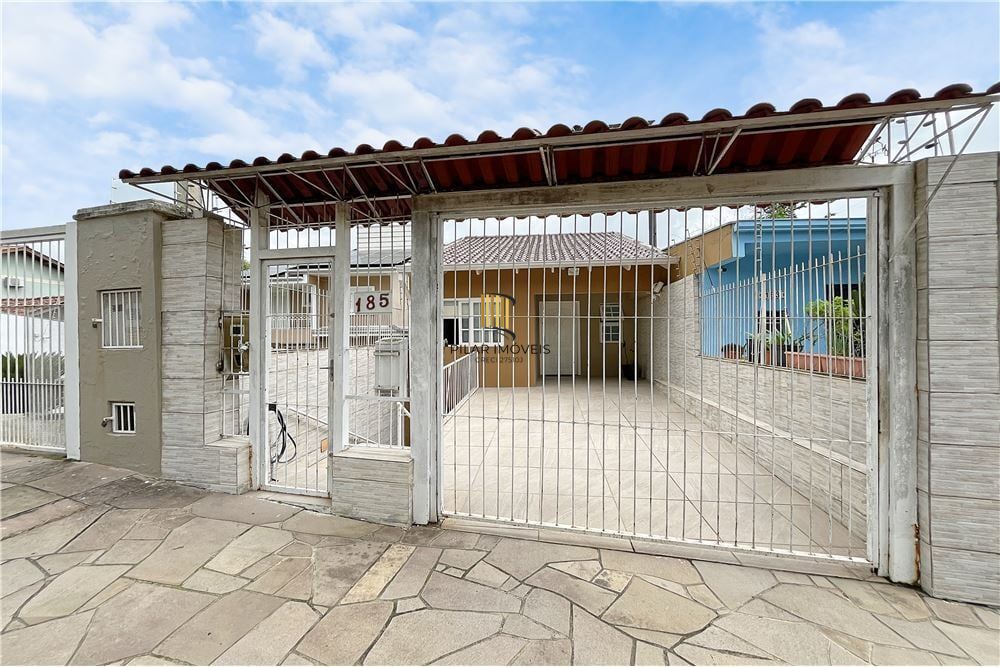 Casa 3 dormitórios no bairro Medianeira