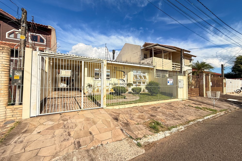 Casa 3 dormitórios no bairro Igara