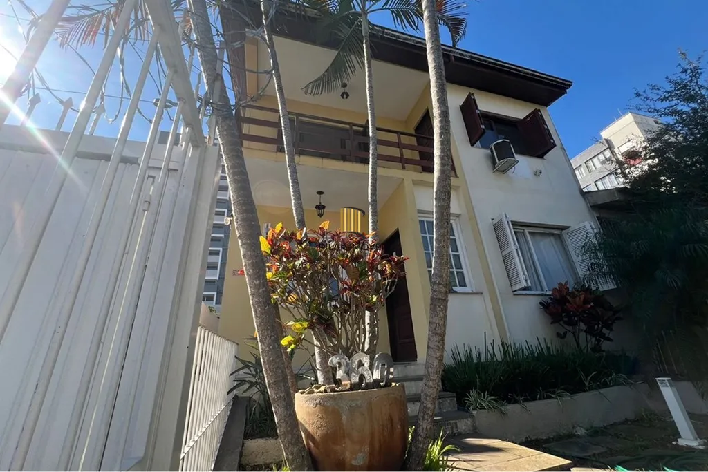 Casa 4 dormitórios no bairro Petrópolis