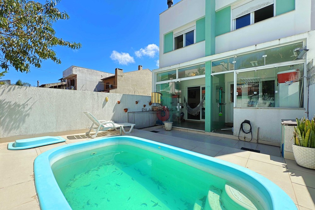 Casa 3 dormitórios no bairro Hípica