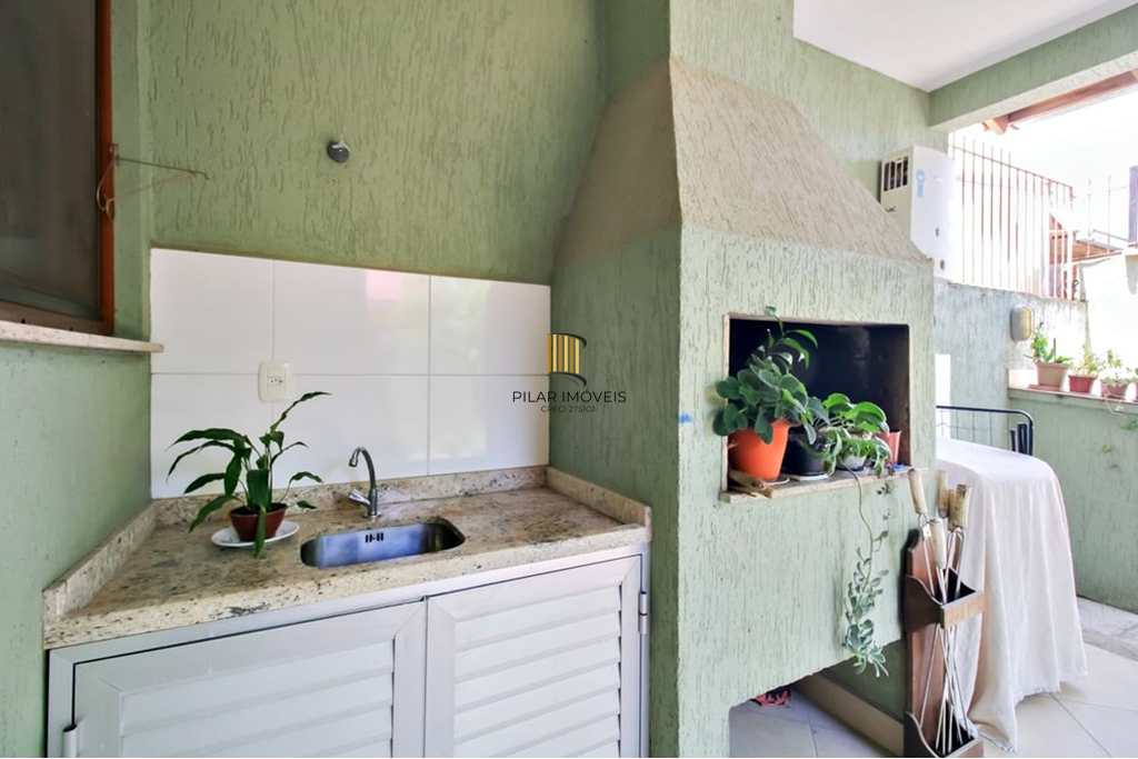 Casa 3 dormitórios no bairro Guarujá