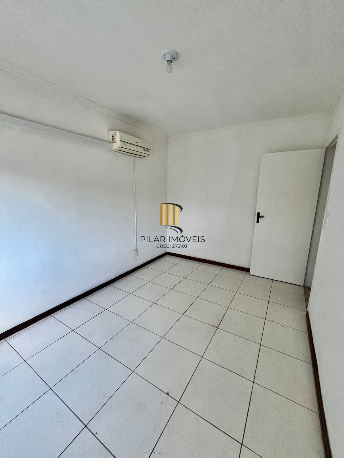 Apto 01 dorm com vaga no Cristo Redentor, 43 m2, 01 lance de escada