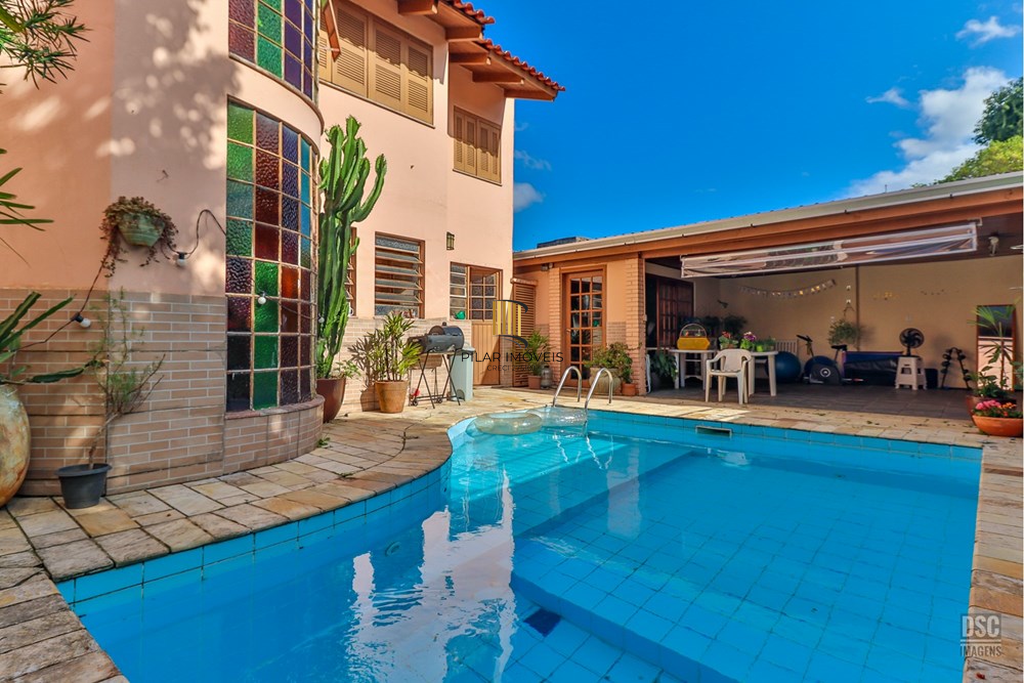 Casa 6 dormitórios no bairro Rubem Berta