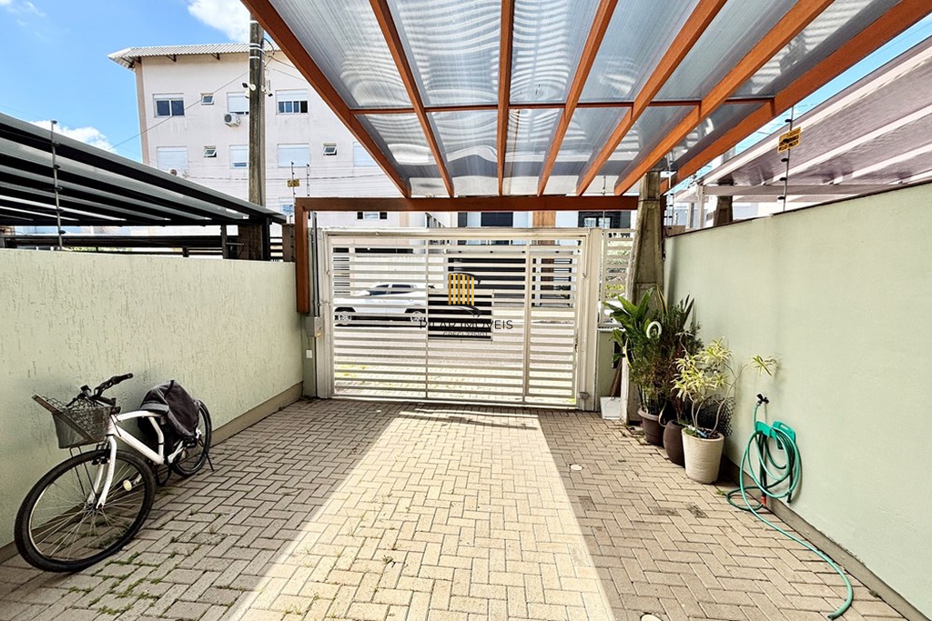 Casa 3 dormitórios no bairro Igara