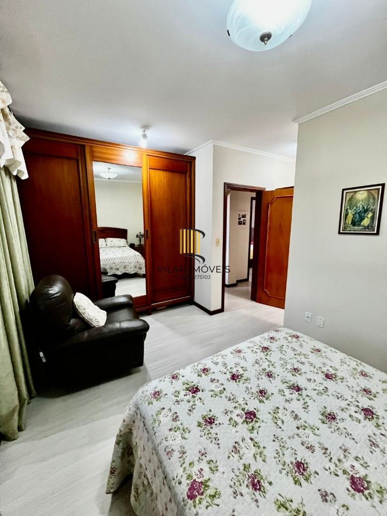Apto no Passo da Areia de 03 dorm com suíte, sala com 02 ambientes e 01 vaga