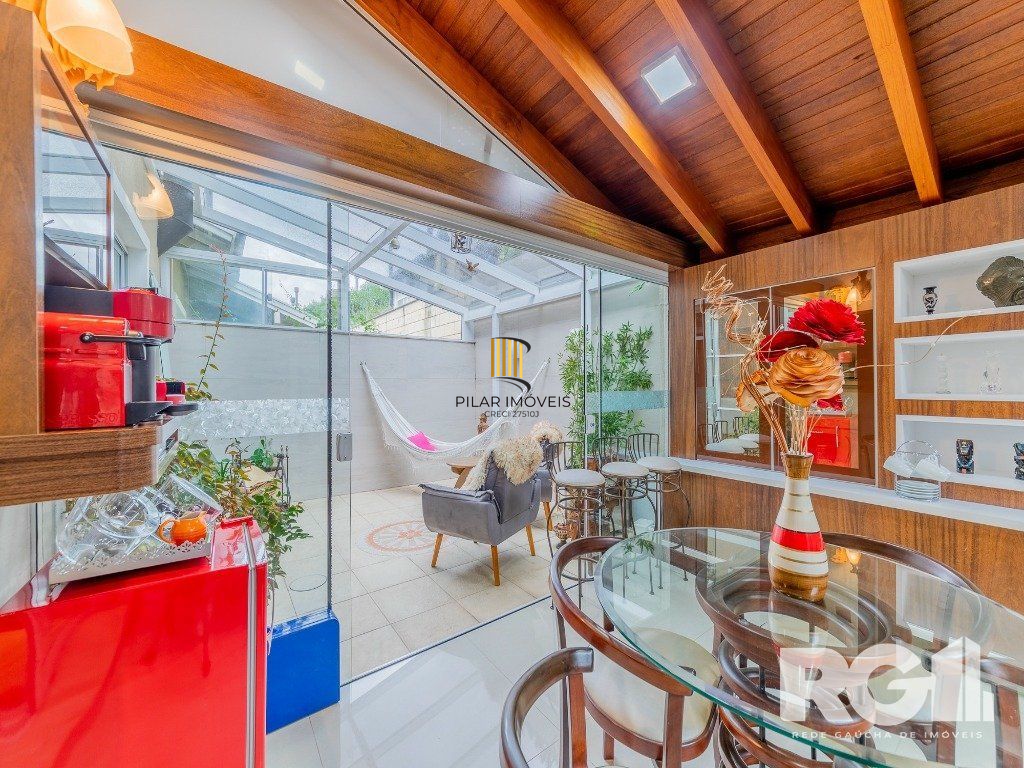 Casa de Condomínio 4 dormitórios no bairro Jardim Carvalho