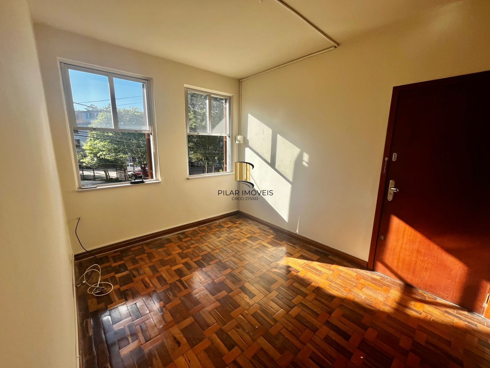 Apto de 02 dorm, sala, banho, cozinha, reformado, desocupado e vaga coberta.