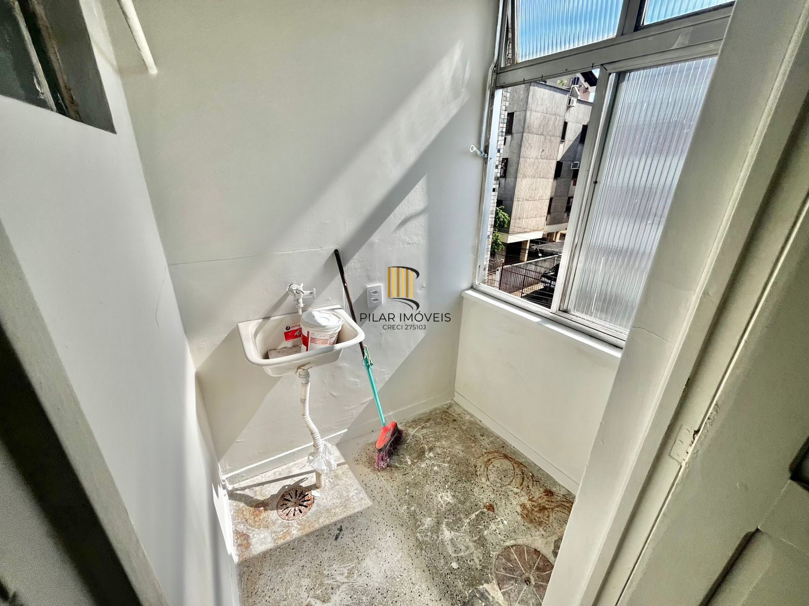 Apto de 01 dorm, no Passo da Areia, 45 m2, 2 lances de escada, ótima localização