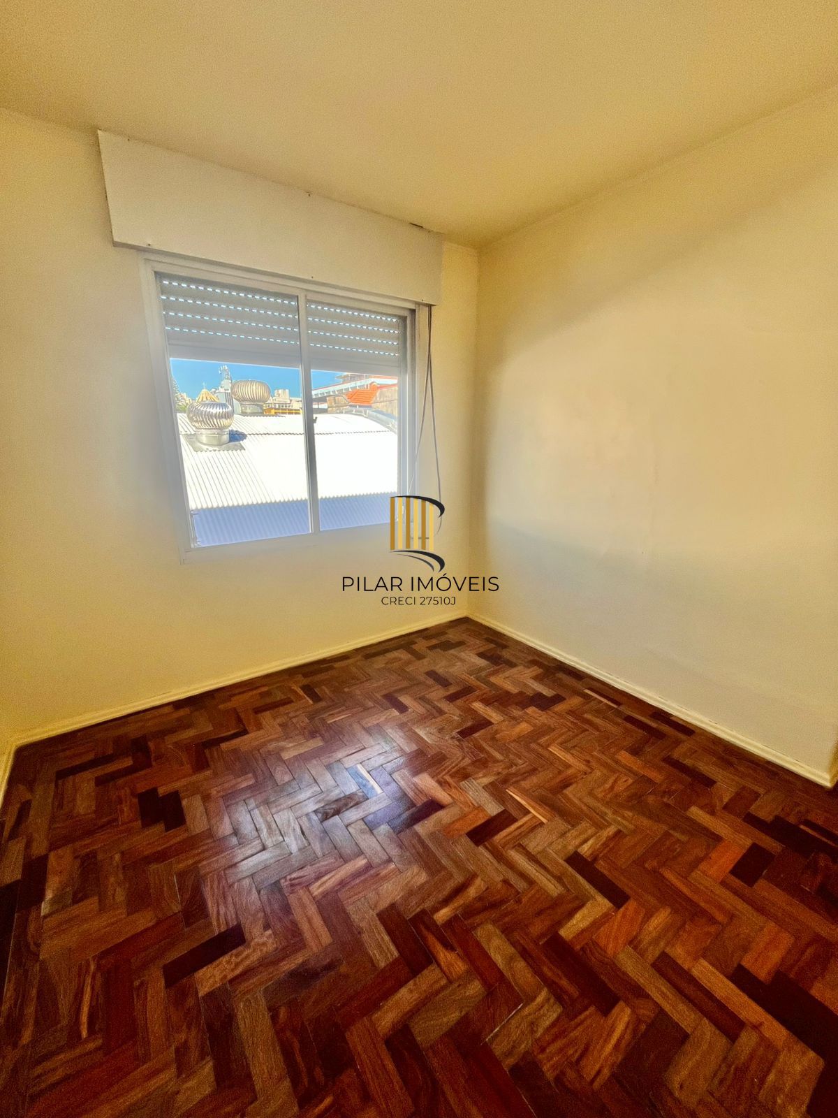 02 dorm, 73 m², sol da tarde, com vaga, dep e banho aux, no Passo da Areia