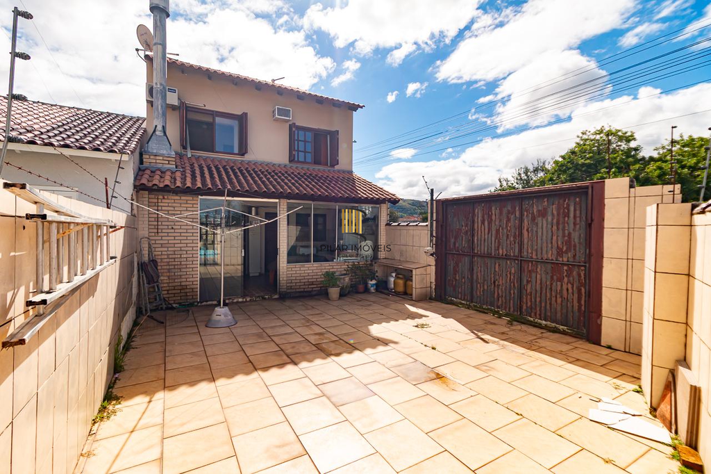 Casa 3 dormitórios no bairro Hípica