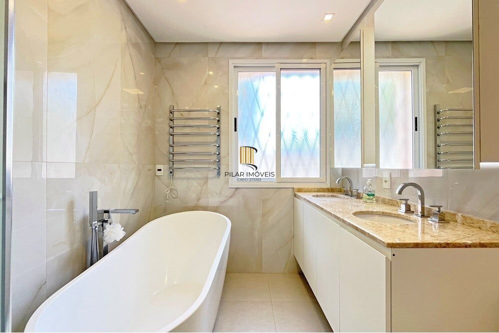 Casa 4 dormitórios no bairro Teresópolis