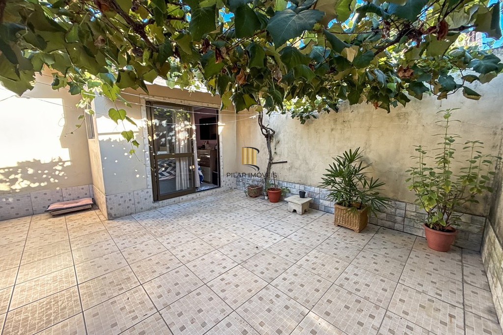 Casa 3 dormitórios no bairro Igara