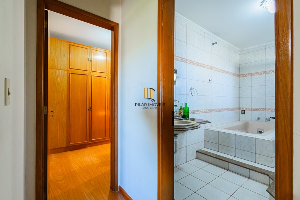 Casa 4 dormitórios no bairro Medianeira