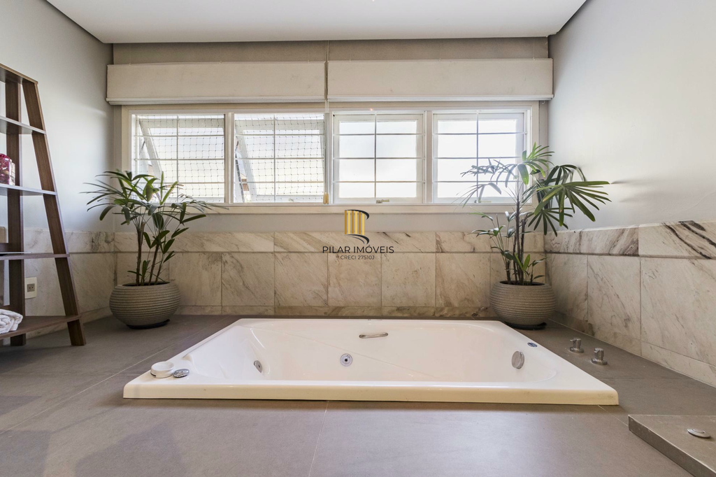 Casa 5 dormitórios no bairro Chácara das Pedras