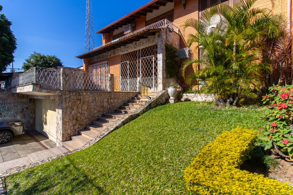 Casa 5 dormitórios no bairro Partenon