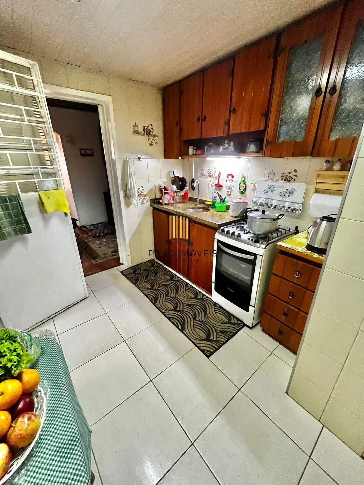 Apto térreo de 03 dorm, sala, banho, cozinha, reformado, com vaga de garagem.