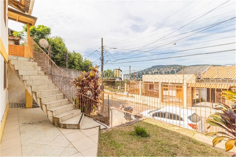 Casa 5 dormitórios no bairro Partenon