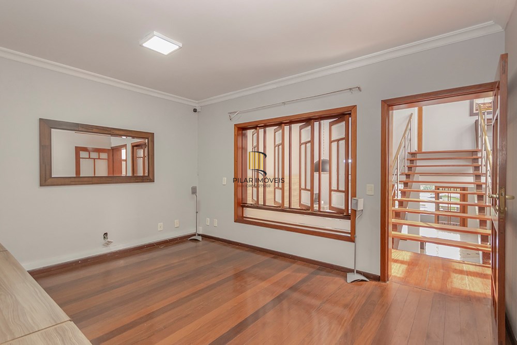 Casa 6 dormitórios no bairro Vila Jardim