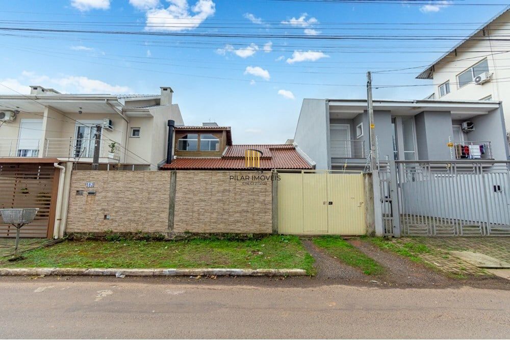 Casa 3 dormitórios no bairro Igara