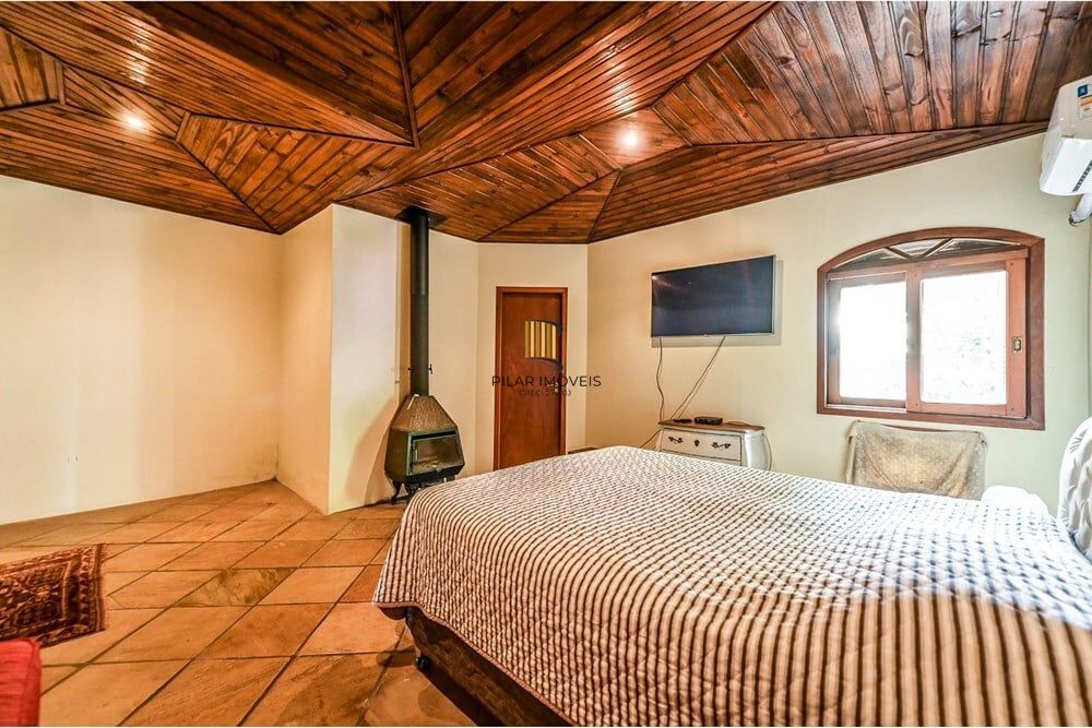 Casa 4 dormitórios no bairro Ipanema