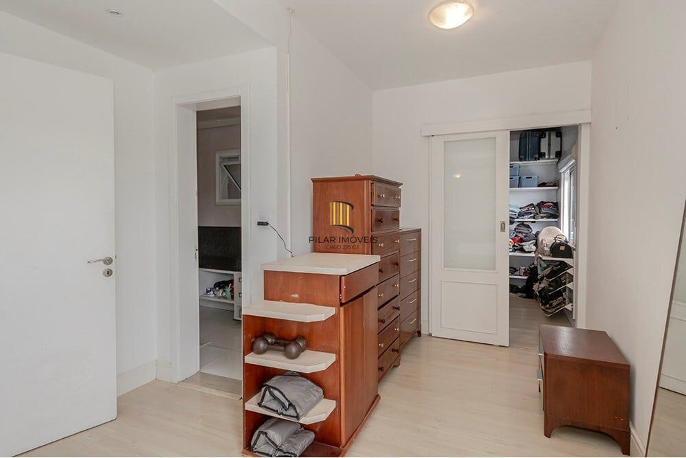 Casa 4 dormitórios no bairro Lomba do Pinheiro