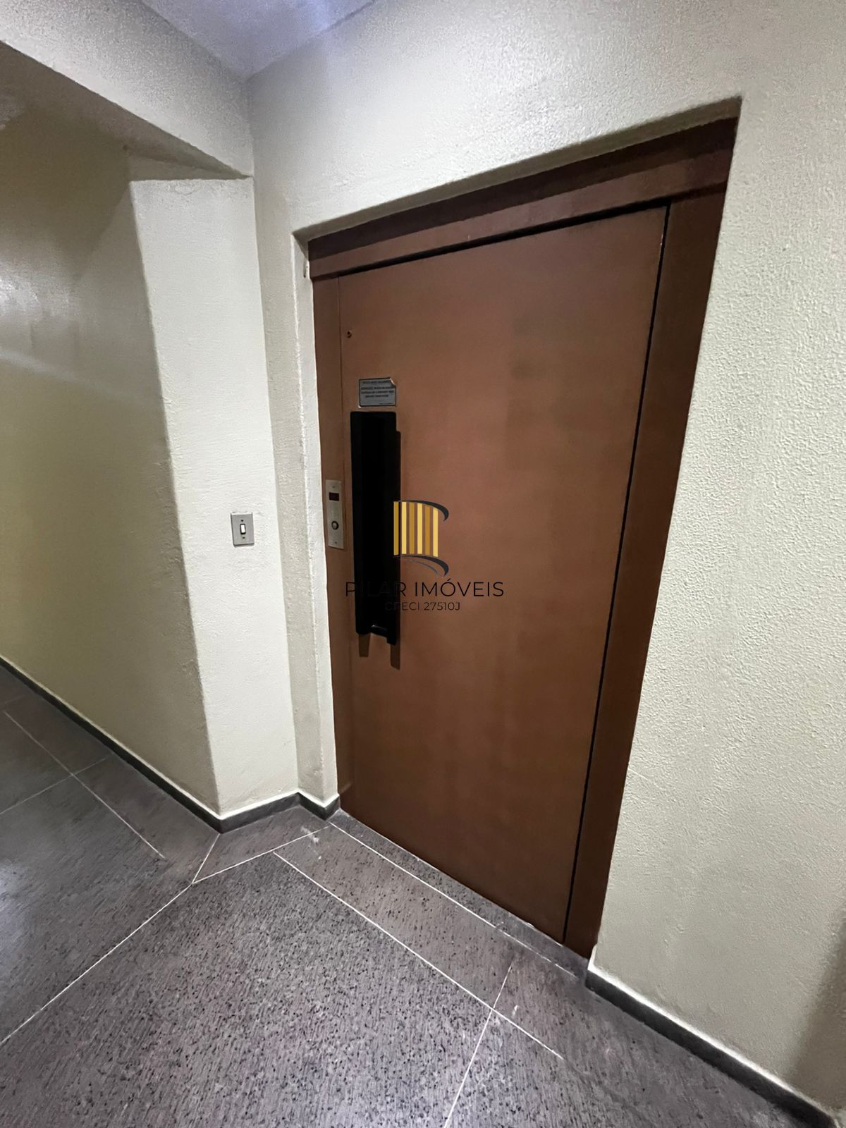 Sala comercial, Av Assis Brasil, 34 m², prédio com elevador, sala com banheiro