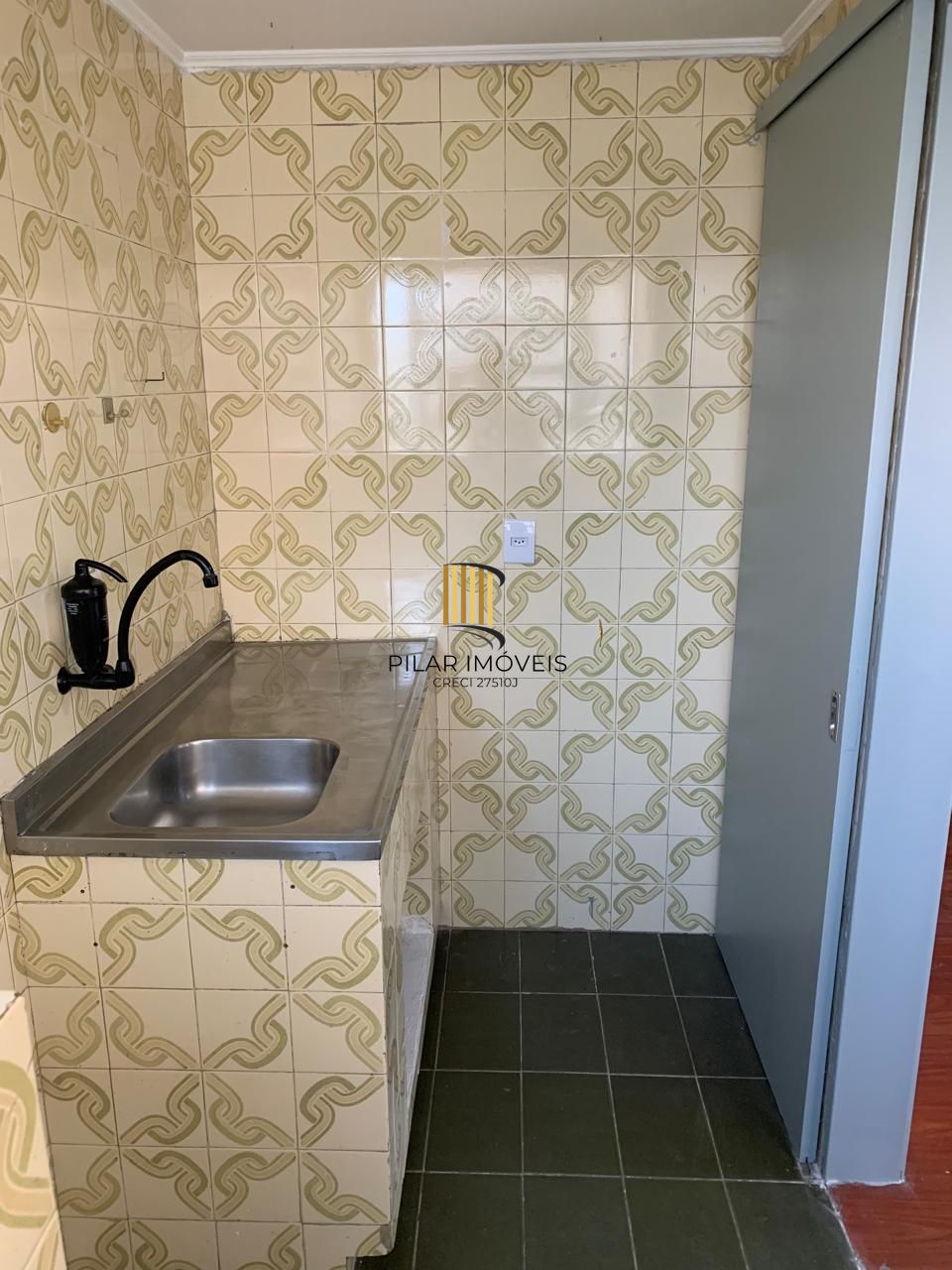 01 dormitório, na João Alfredo, Cidade Baixa, com 36 m2, 01 lance de escada