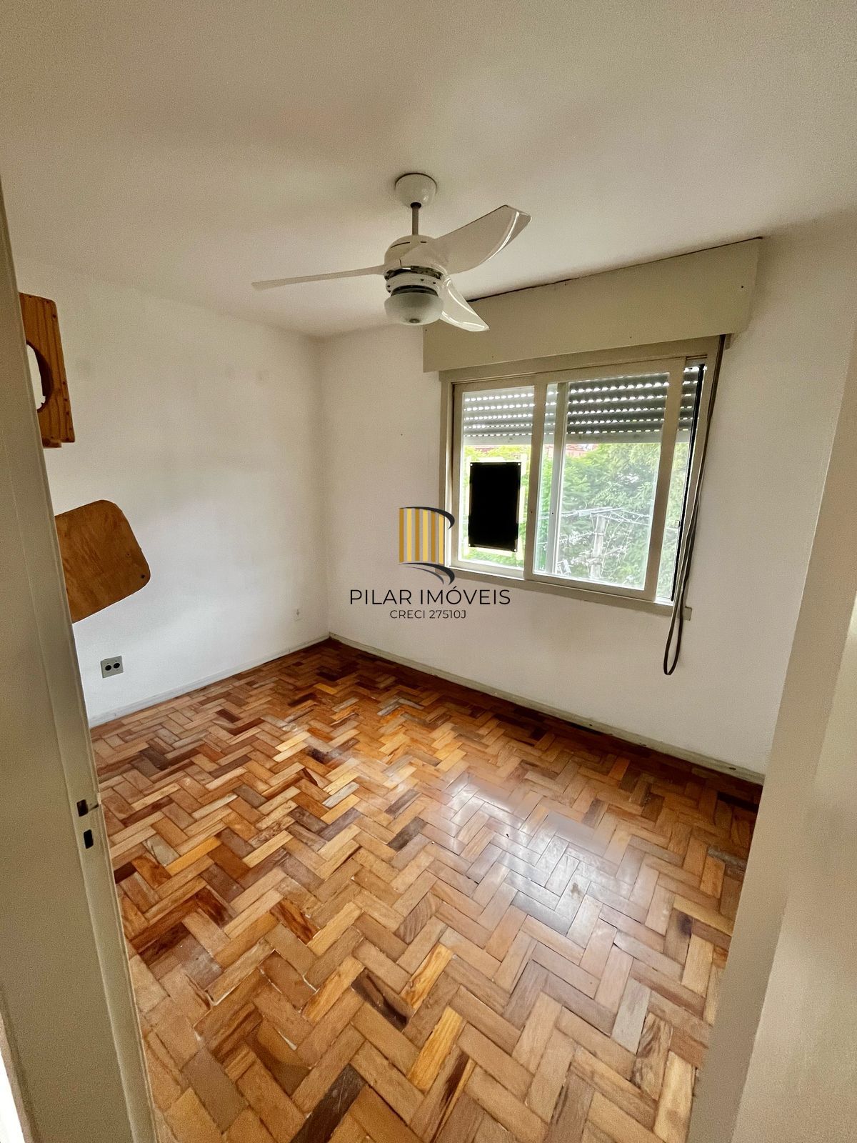 Apto de 01 dorm no Passo da Areia, sala, cozinha, banheiro e área.
