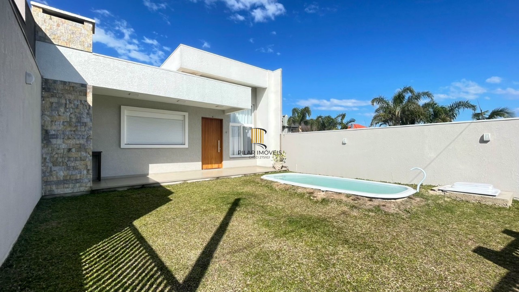 Casa 3 dormitórios no bairro Noiva do Mar