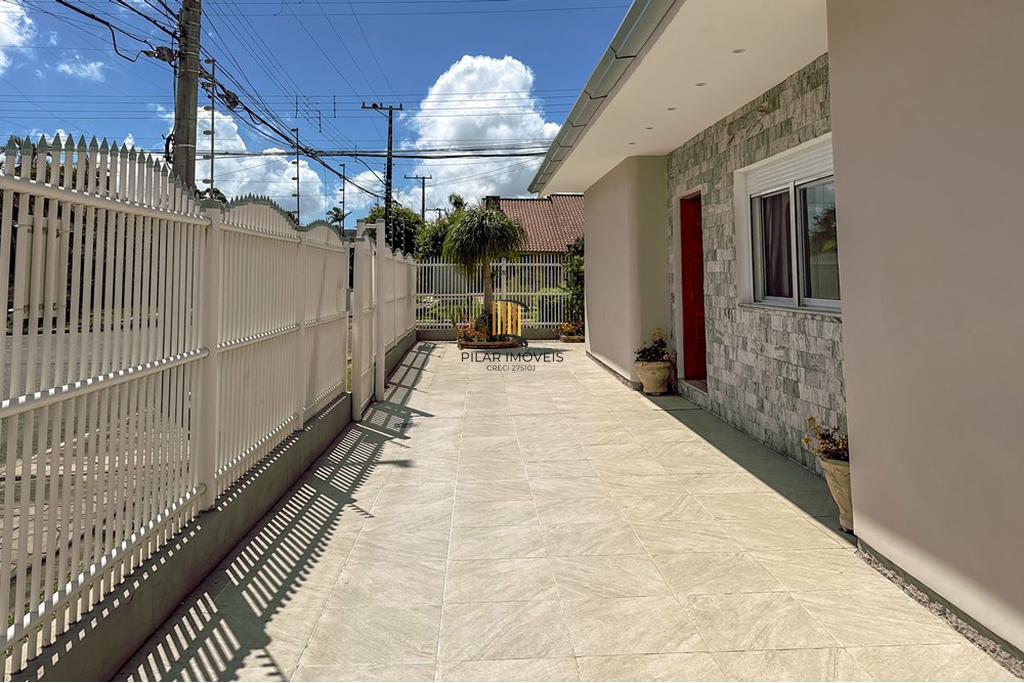 Casa 3 dormitórios no bairro Igara