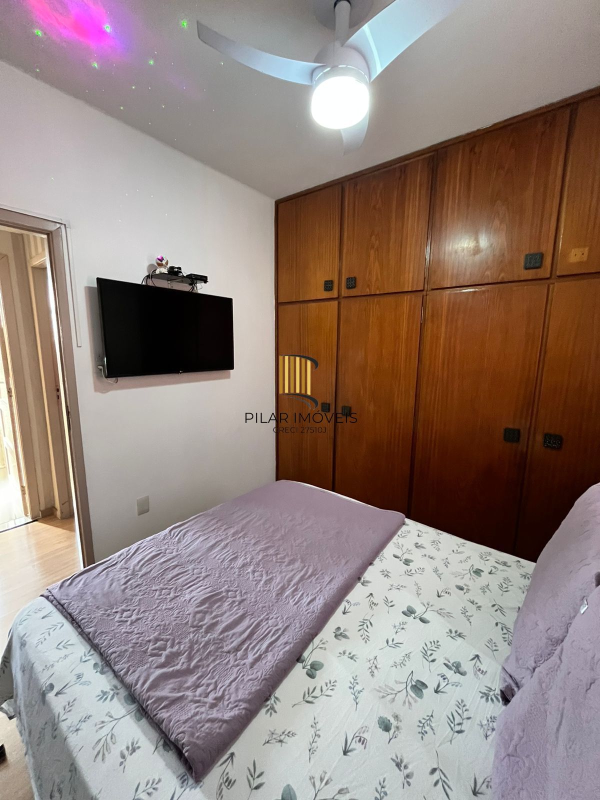 Apto de 02 dorm, sala, banho, cozinha, reformado, 01 lance de escada