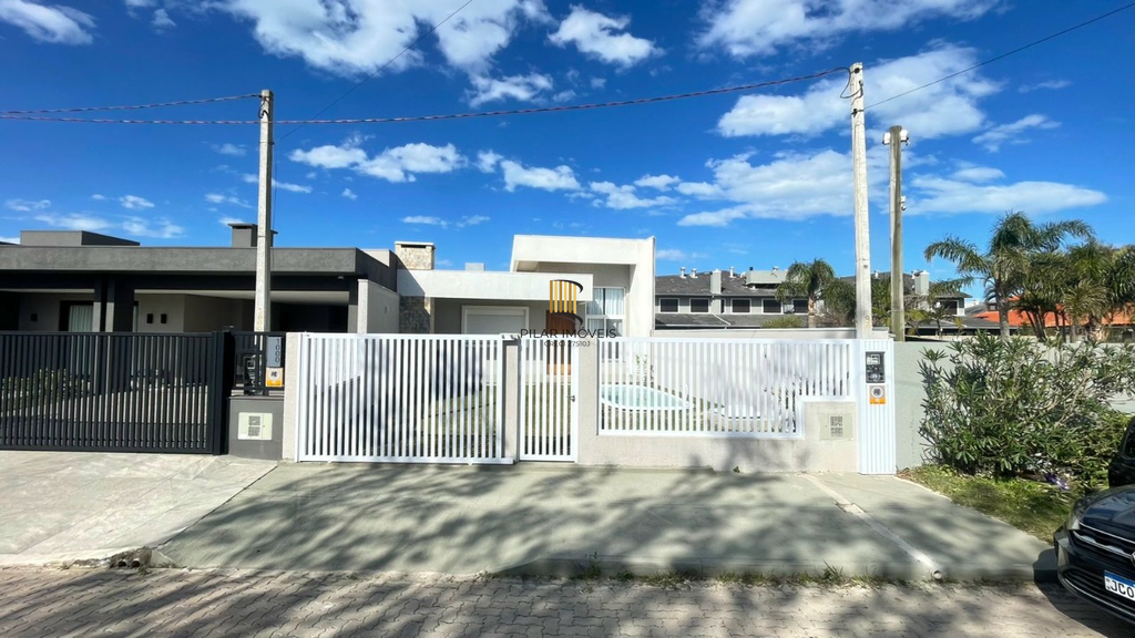 Casa 3 dormitórios no bairro Noiva do Mar