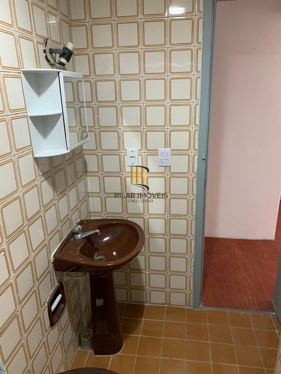 01 dormitório, na João Alfredo, Cidade Baixa, com 36 m2, 01 lance de escada