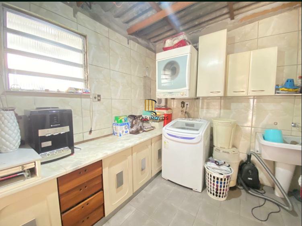 Casa 5 dormitórios no bairro Camaquã