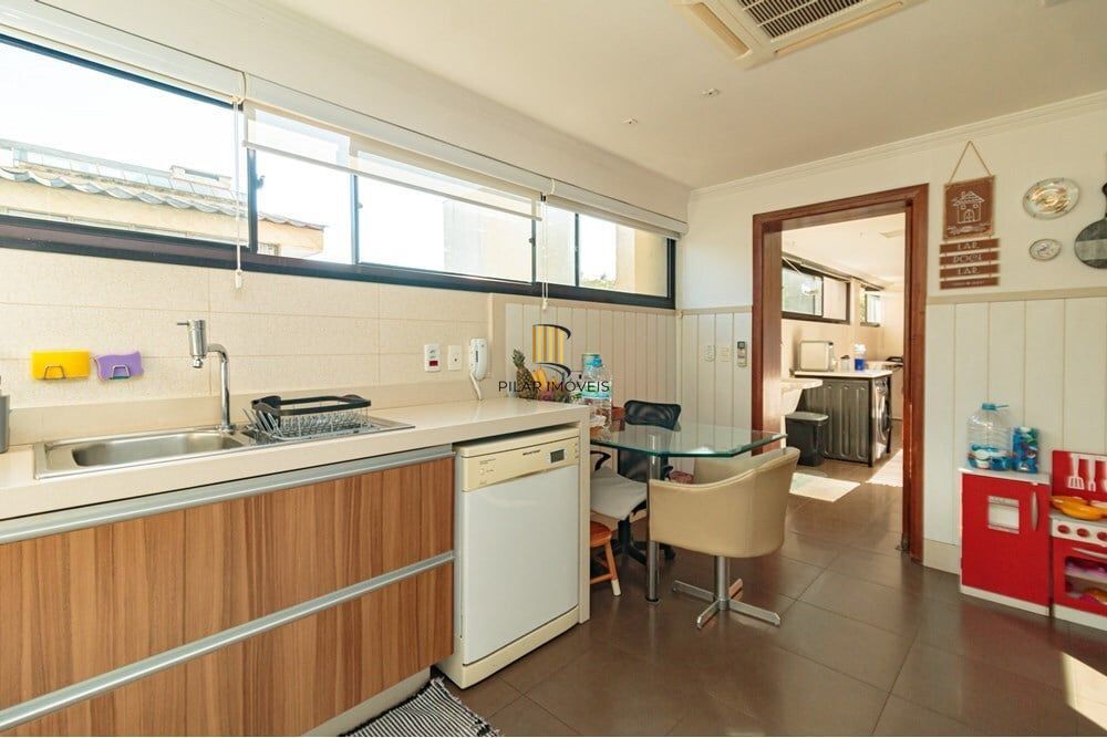 Apartamento 4 dormitórios no bairro Floresta