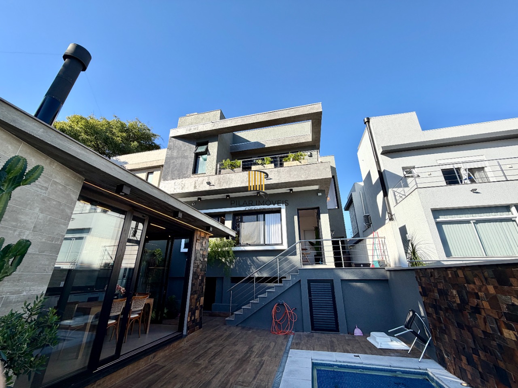 Casa 3 dormitórios no bairro Hípica