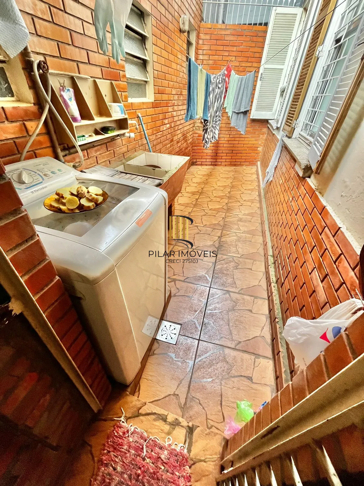 Apto térreo de 03 dorm, sala, banho, cozinha, reformado, com vaga de garagem.